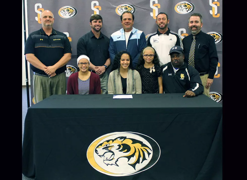 Lady Tigers’ Williams Signs With Lady Roadrunners