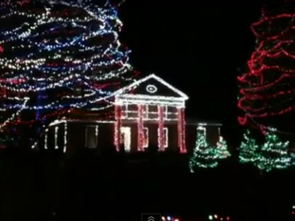 Amazing Christmas Light Show Turns Canadian Neighborhood Into Winter Wonderland [VIDEO]