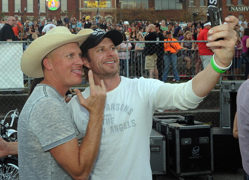 Kevin Fowler Joins Dierks Bentley On Stage