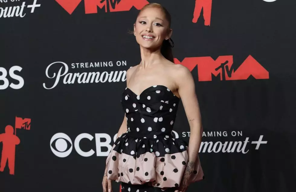 Ariana Grande ditches high heels after suffering ‘deep cut’