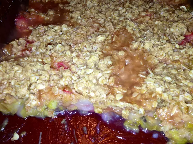 Your Taste Buds Will Dance After Tasting This Recipe for Rhubarb Crisp
