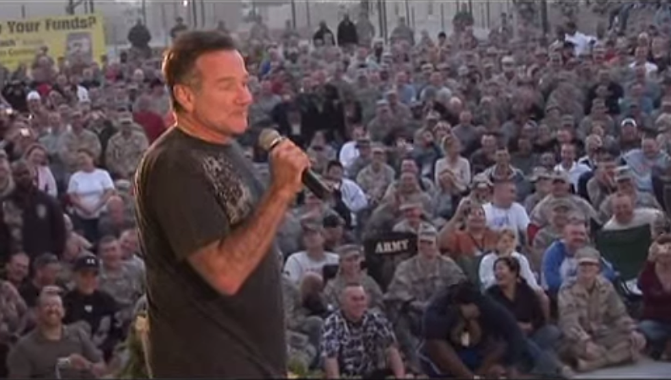 Very Rare Footage of Troops Turning Their Backs on Robin Williams in Iraq [VIDEO]