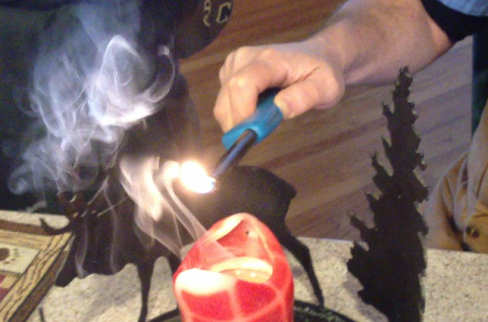 How to Re-Light a Candle by Lighting the Candle&#8217;s Smoke [VIDEO]