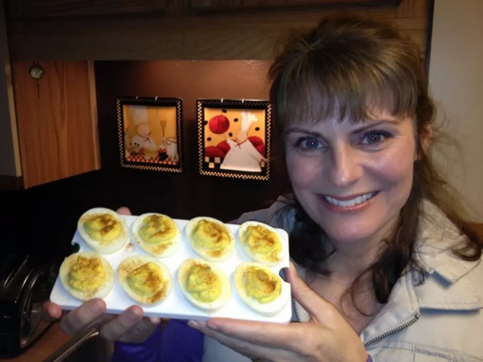 How to Fill a Dozen Deviled Eggs in Less Than 40 Seconds [VIDEO]