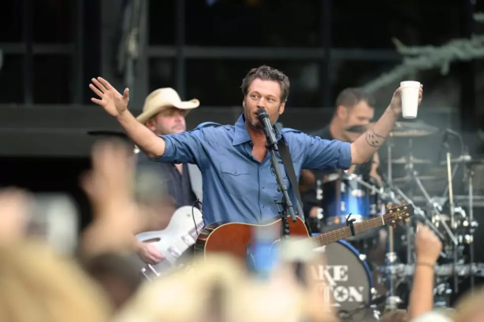 Blake Shelton Shares A Moment with Randy Travis: Nashville Minute