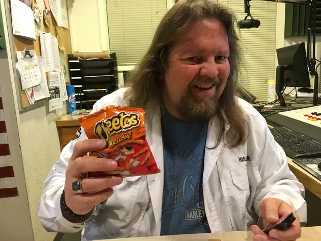 Brian&#8217;s Redneck Dining Tips &#8211; How to Eat Cheetos Without Getting Fingers Orange [VIDEO]