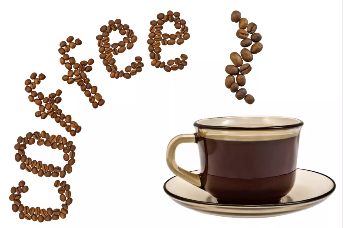 Чашка найти слово. Чашка кофе с зернами. Надпись из зерен кофе. Россыпь кофейных зерен из чашки. Чашка кофе фон.