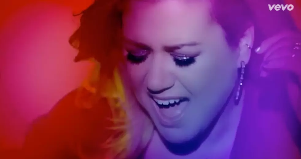 Kelly Clarkson Premieres &#8216;Heartbeat Song&#8217; Music Video
