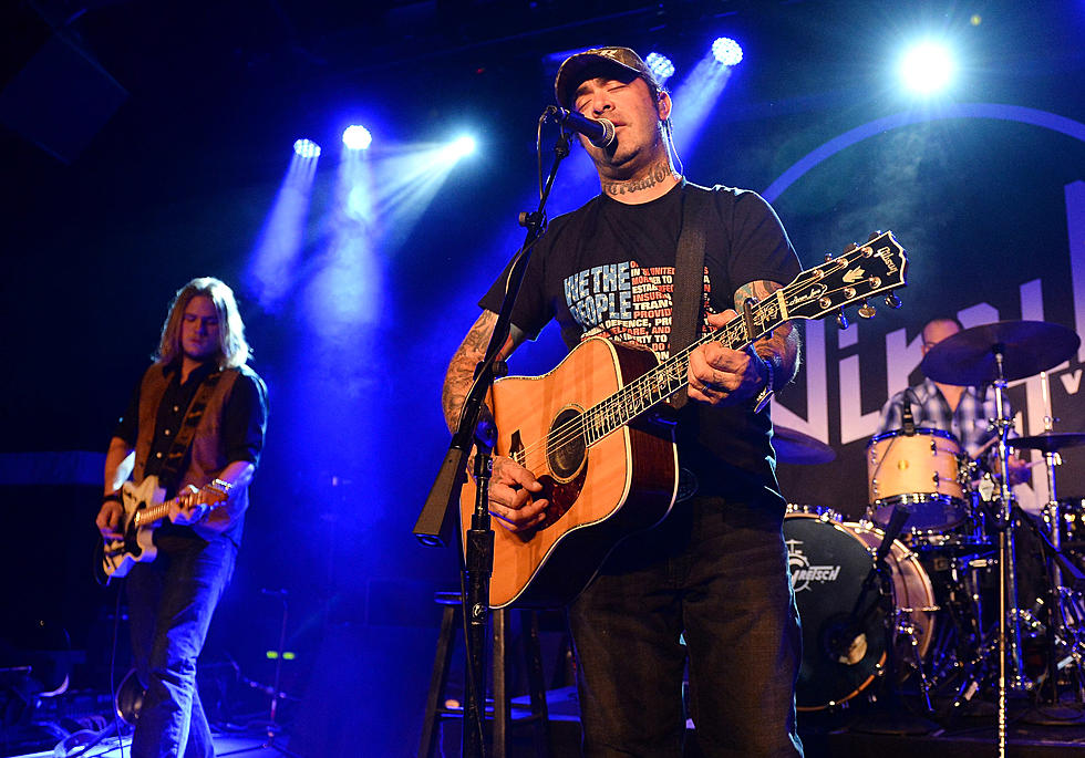 Aaron Lewis, former lead singer of Staind, Returns to Sioux Falls