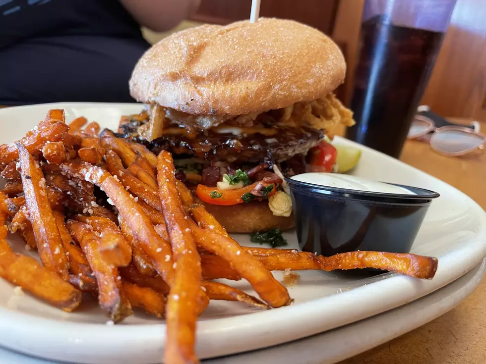 Downtown Burger Battle: Phillips Avenue Diner’s Sriracha Chili Bacon Cheese Burger