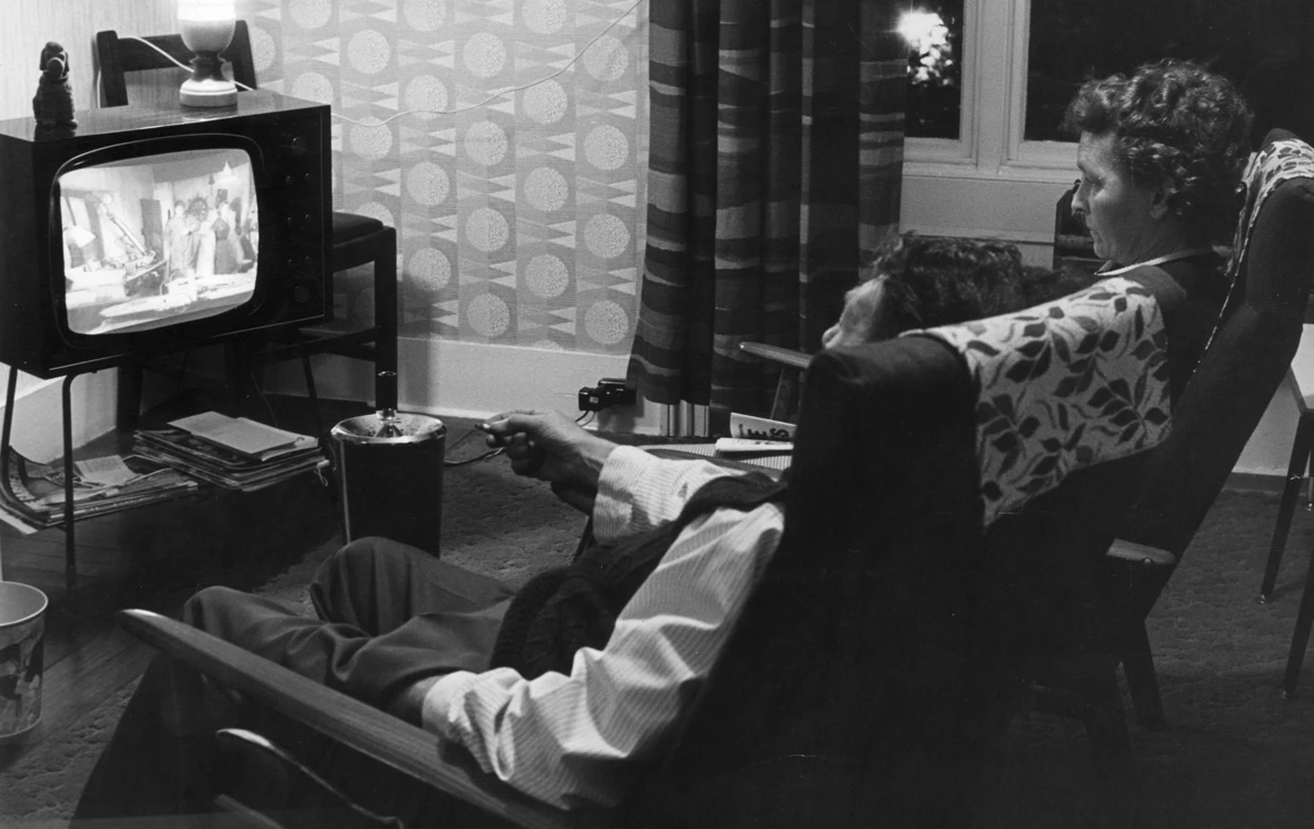Телевизор 20 минут. Первая телевизионная реклама. Человек телевизор. Черно белое Телевидение. Чёрно-белые телевизоры в Британии.