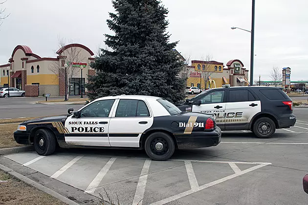 Sioux Falls Police: Boyfriend  Strangles, Kidnaps Girlfriend at Arena Motel
