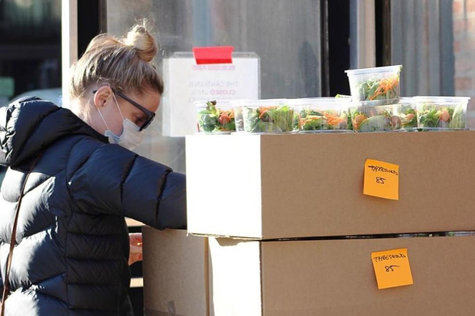Newley Wedded Chicago Couple Feeds Those In Need on Thanksgiving
