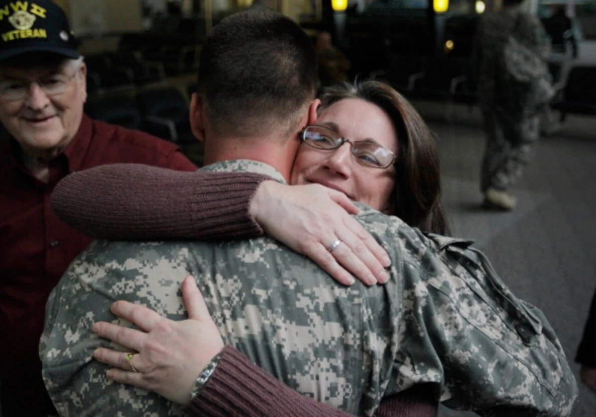 Песня матери военного. Встреча солдата с мамой. Военный с мамой. Мать солдата. Мать обнимает солдата.