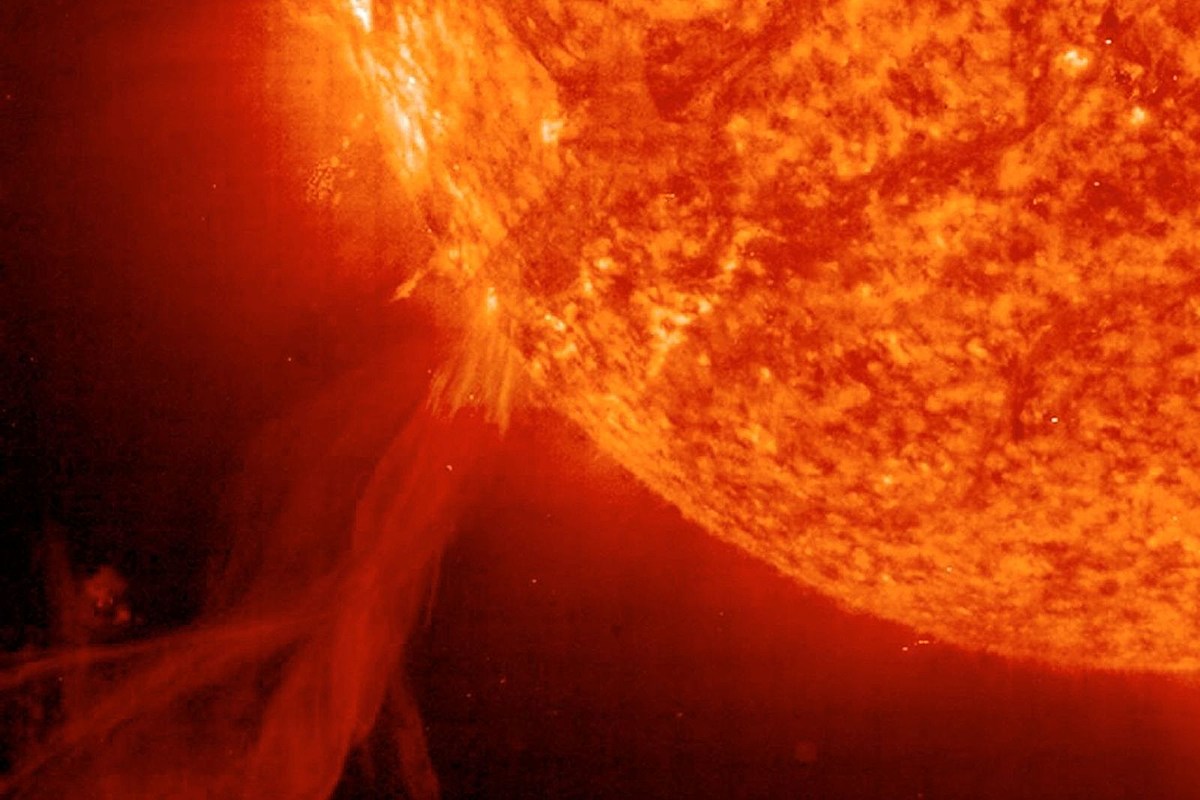 Вспышки на солнце сегодня в реальном времени. Солнце. Вспышки на солнце. Фотографии солнца. Хромосферные вспышки.