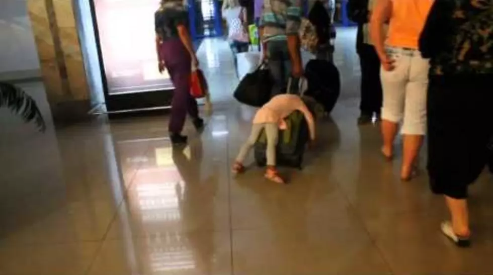 Exhausted Little Girl Falls Asleep on Her Father’s Luggage in Airport [VIDEO]