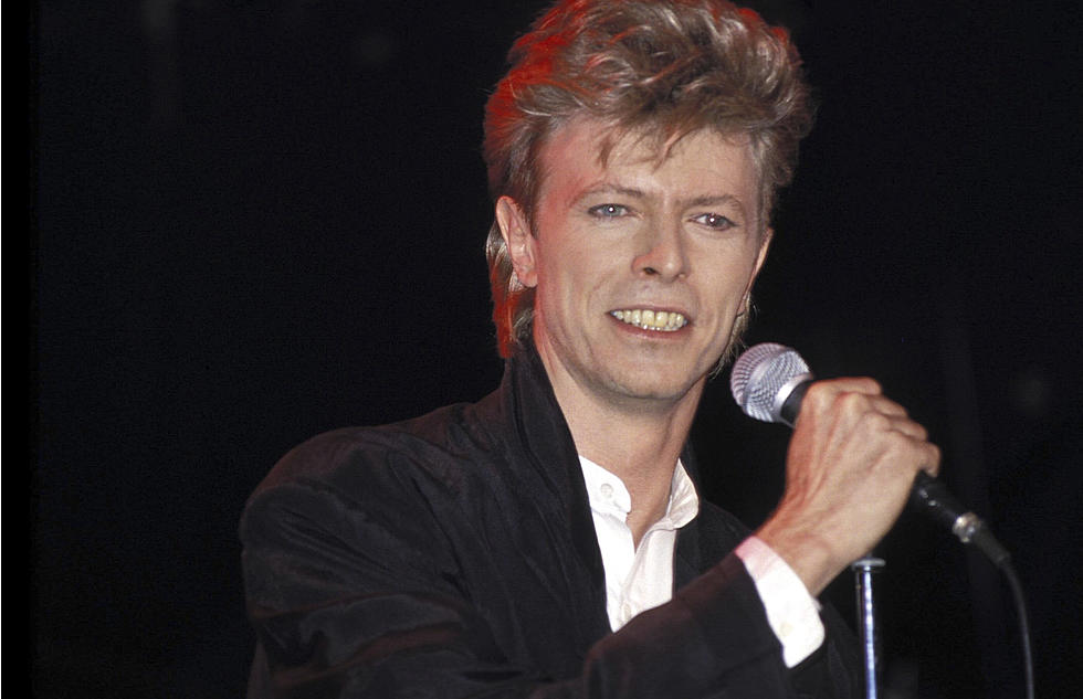 Huge Choir Sings David Bowie’s ‘Space Oddity’