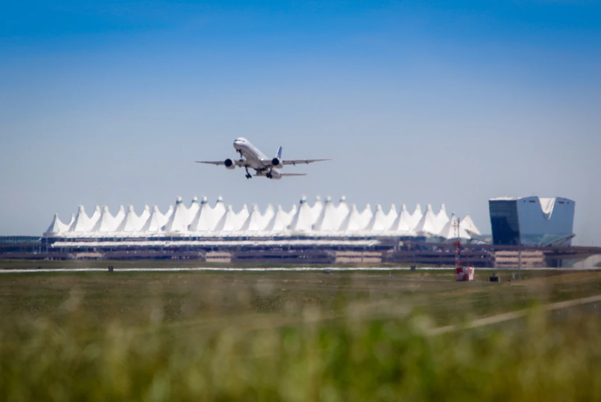 Новый день аэропорт. Аэропорт Денвера. Denver International Airport все пироны. Windshear during Takeoff.