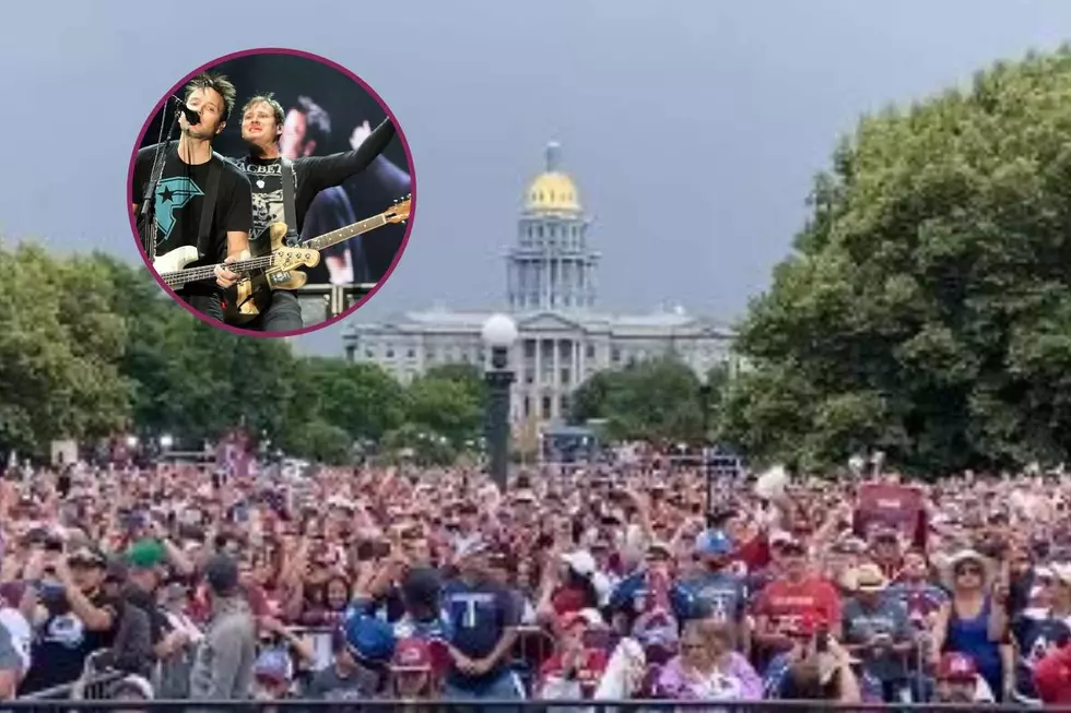 Watch Hundreds of Thousands of Avalanche Fans Sing That Blink-182 Song