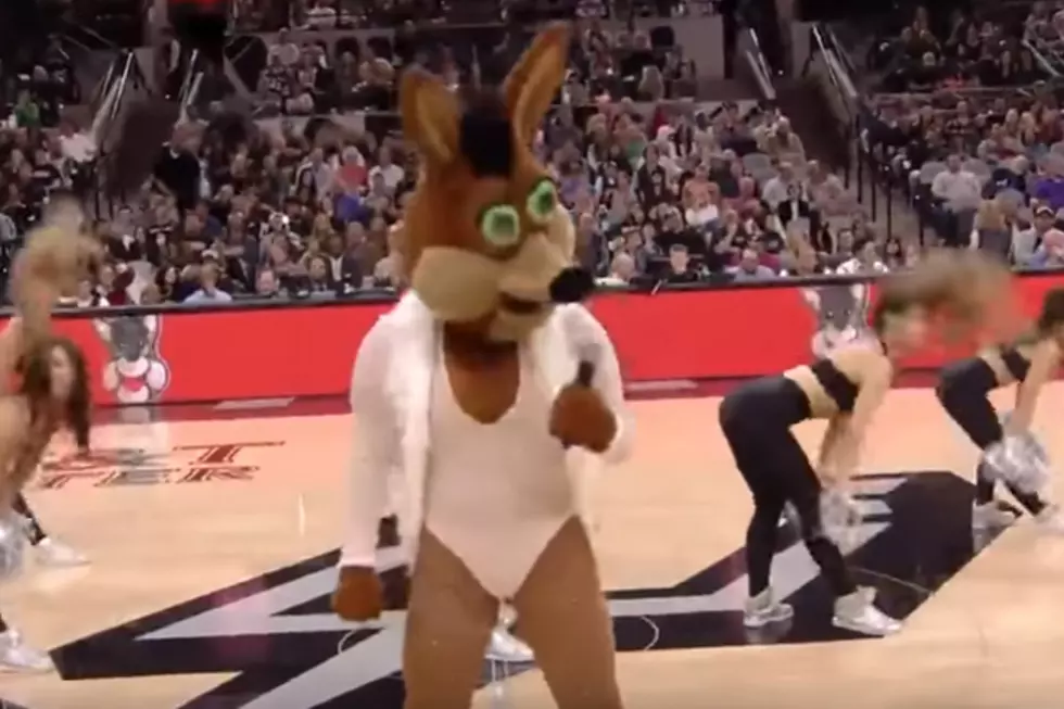 San Antonio Spurs Mascot Mocks Mariah Carey’s New Year’s Eve Performance and it’s Awesome!
