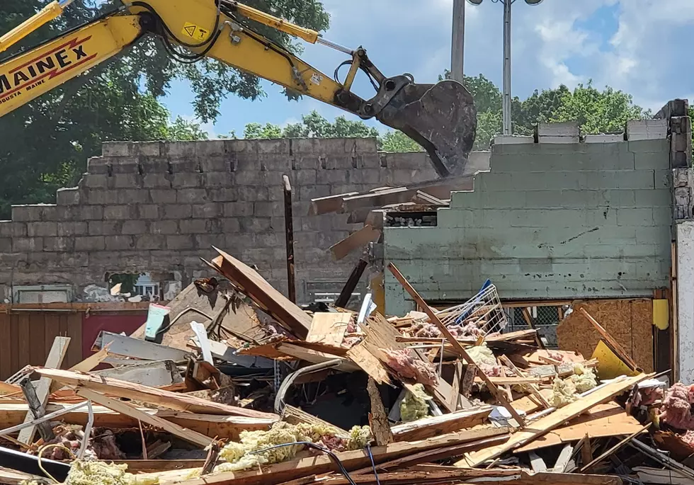 See Photos of Damon’s Beverage Augusta Being Torn Down on Wednesday