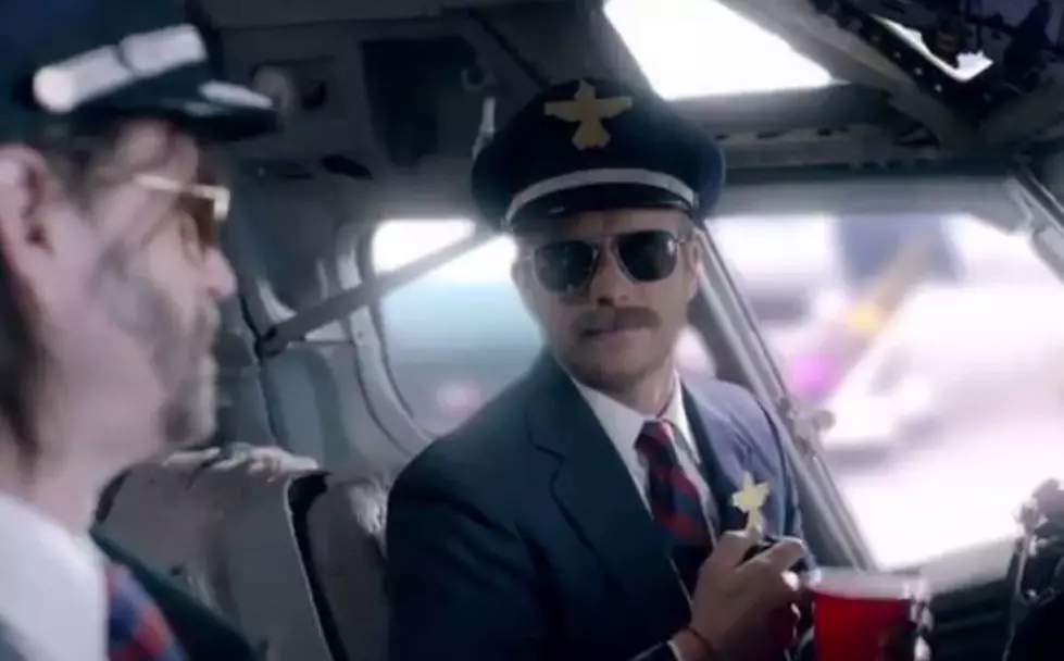 Dierks Bentley Gets &#8216;Drunk On A Plane&#8217; [VIDEO]