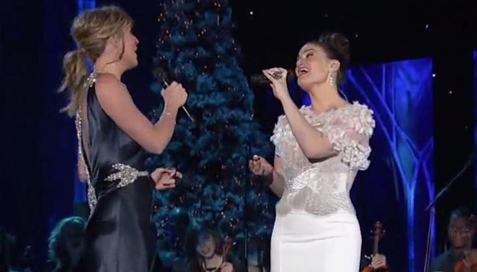 Jennifer Nettles + Idina Menzel ‘Let It Go’ on Last Night’s CMA Country Christmas [VIDEO]