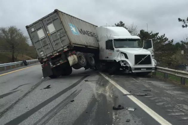 [UPDATE] Tractor-Trailer Jackknifes, Disrupts Traffic On I-95 In Waterville