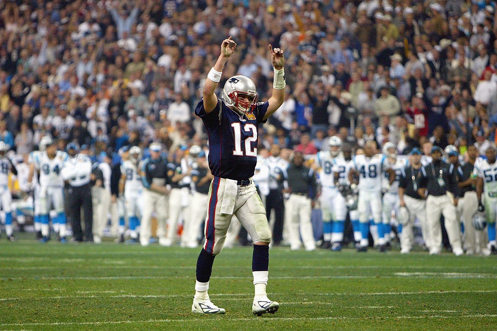 WATCH: Brett Favre rocking Tom Brady shirt at Bucs game