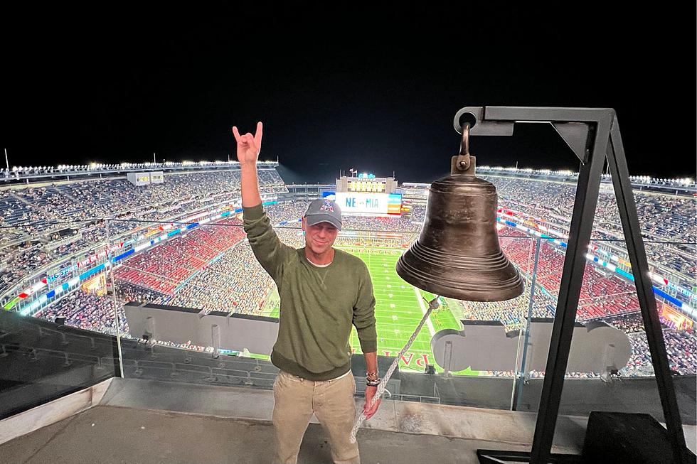 Kenny Chesney Is the First ‘Keeper of the Light’ Not Named Tom Brady