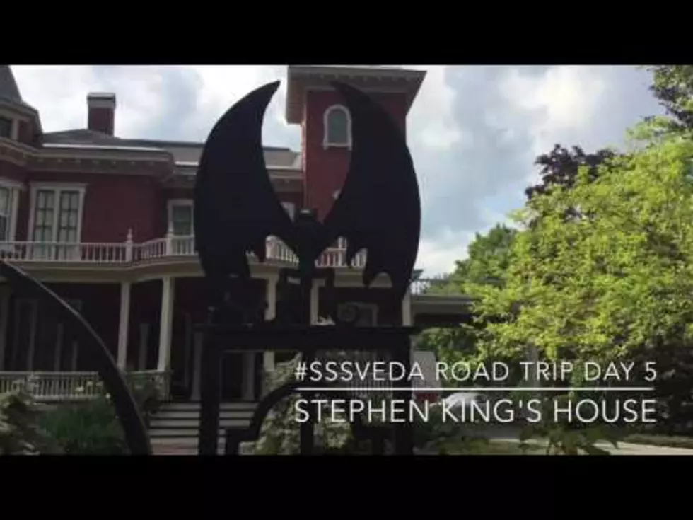 Another Tourist Visits Stephen King’s House In Bangor [VIDEO]