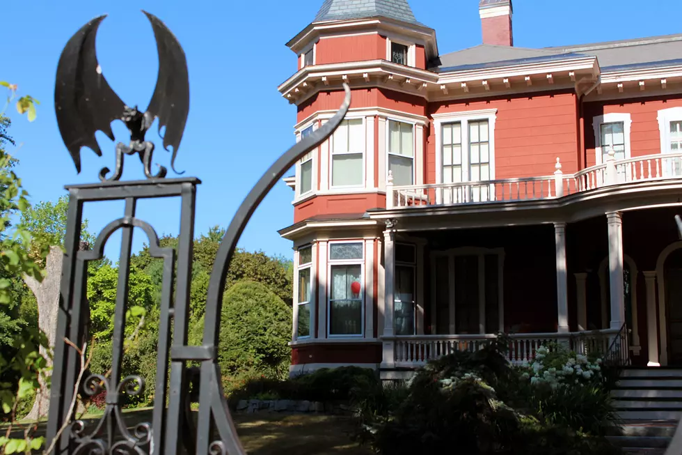 Horror Fan Takes Stephen King Inspired Tour Of Bangor