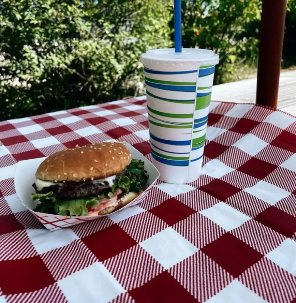 A Maine Restaurant Cheeseburger Named One Of the &#8216;Best In The U.S.&#8217;