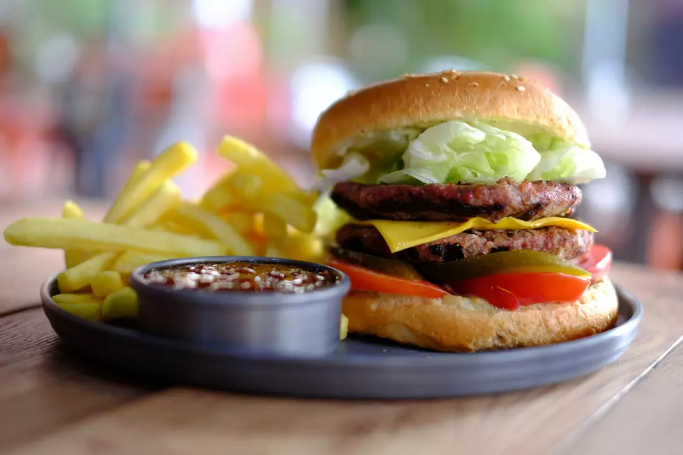 The Maine Burger & Fries That Foodies Say Are a Bucket List Must!