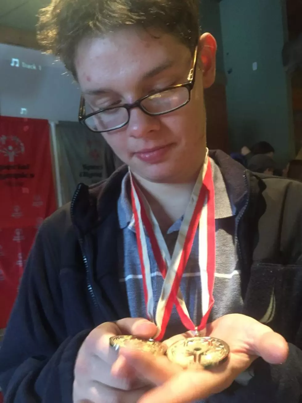 Trojan Zach Johnson Medals at Special Olympics