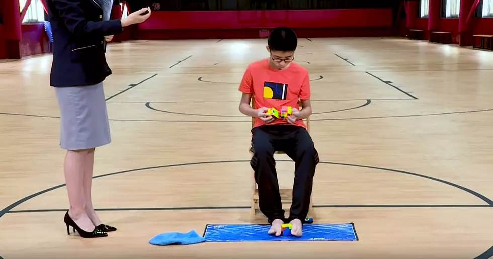 Guinness World Record &#8211; Solving 3 Rubik&#8217;s Cubes with Hands and Feet at Same Time [VIDEO]