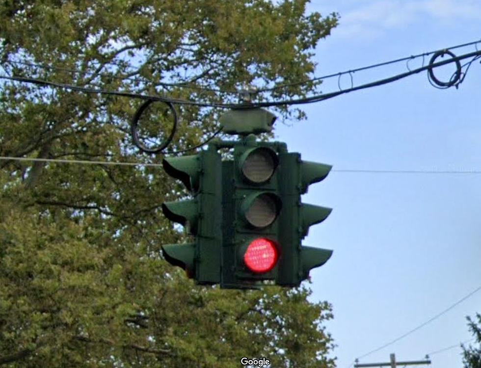 An Upside-Down Traffic Light Really Exists In Syracuse And Here’s Why