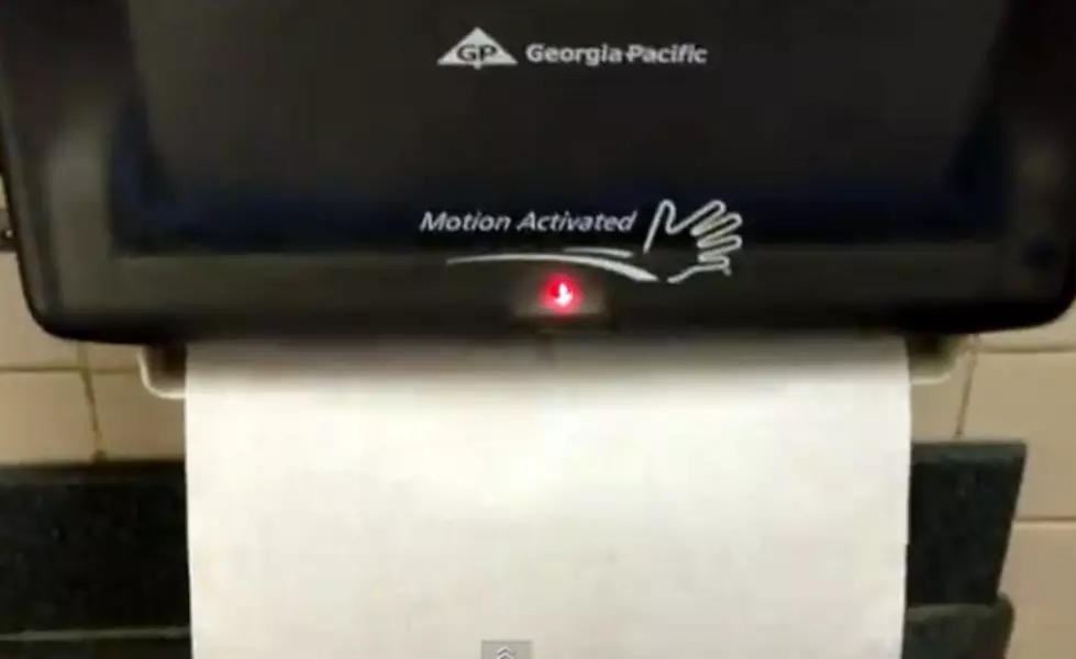 Taylor Swift Gets Help from Paper Towel Dispenser [VIDEO]