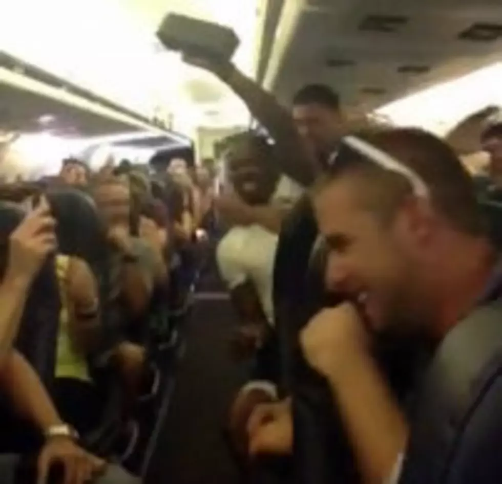 Airline Passengers Stuck On Tarmac Unite [VIDEO]