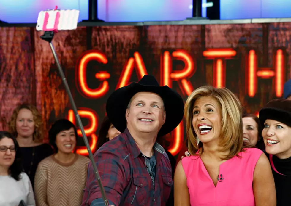 Garth Brooks Does All of His Own Social Media