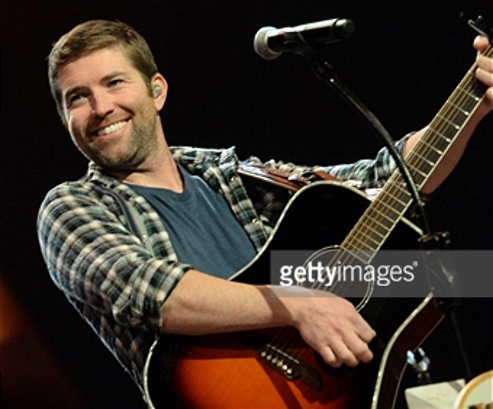 Josh Turner Co-Hosts a Hawk Sunday Night [VIDEO]