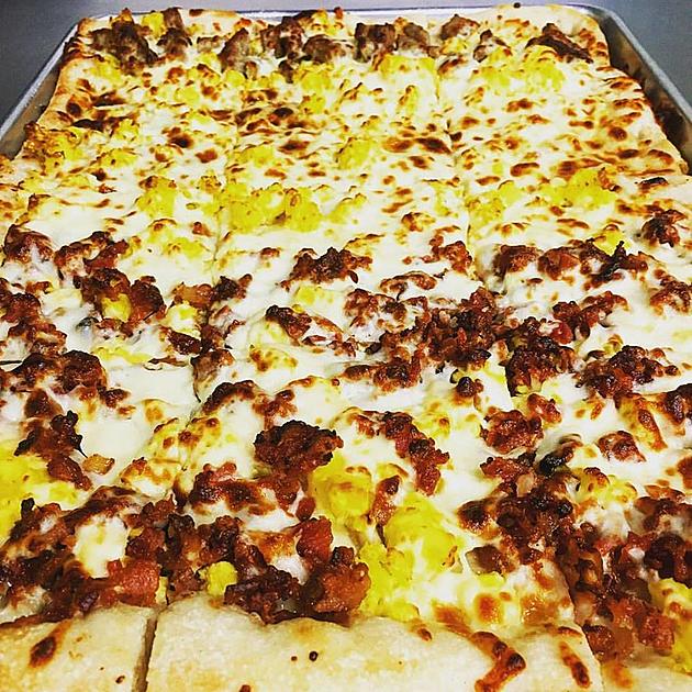 World Goes Crazy Over &#8216;Breakfast Pizza&#8217; Like It&#8217;s a New Thing, but We Know Differently