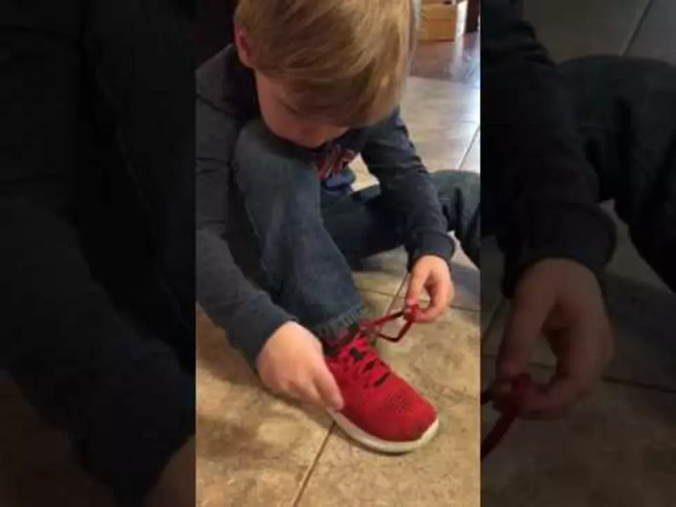 Awesome Trick for Tying Shoes [WATCH]
