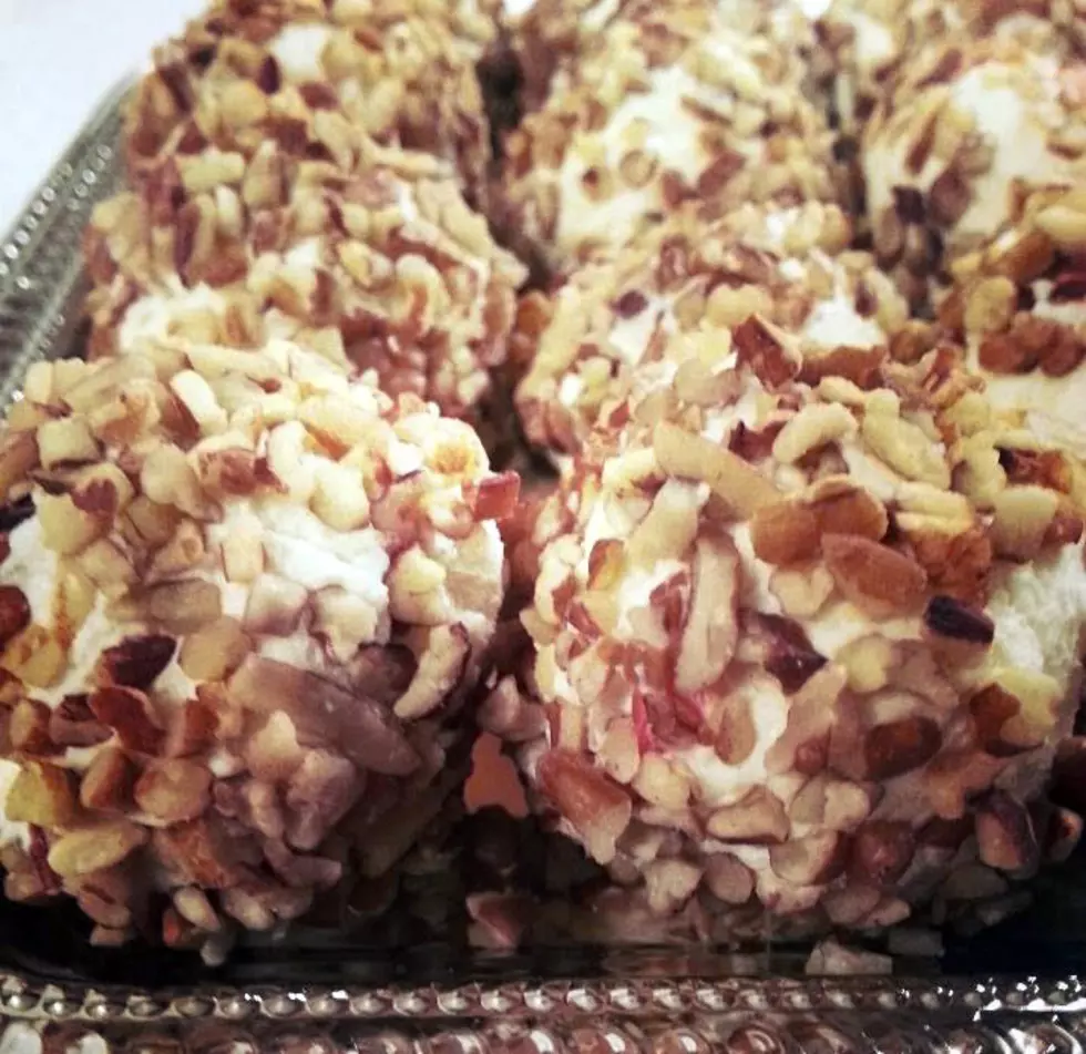 Christmas Appetizer: Homemade Holiday Cheese Balls