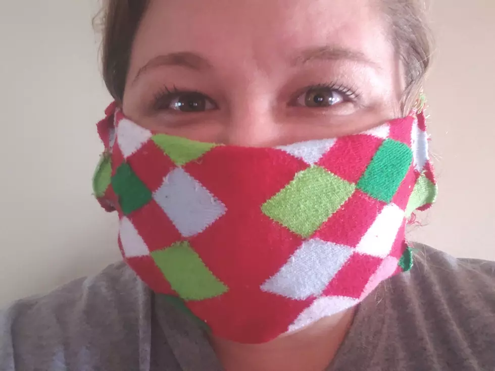  Make Your Own No-Sew Sock Mask in Three Minutes Flat [PHOTOS]