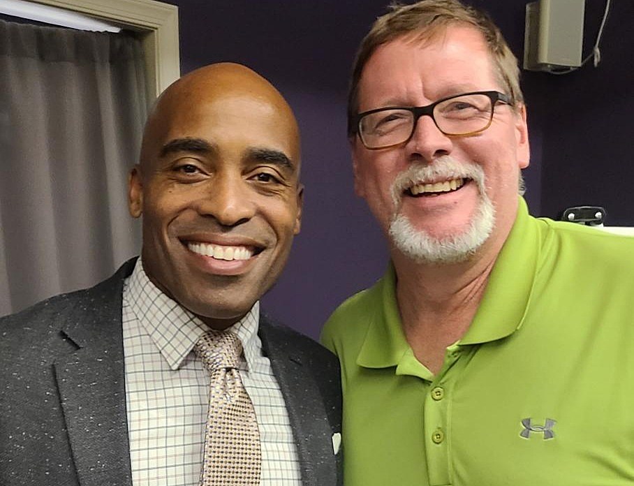 NY Giants Legend Tiki Barber Speaks At Binghamton Sports Event image picture