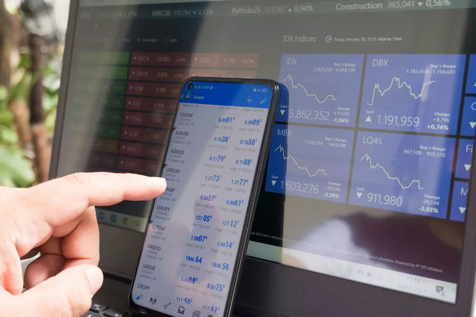 Are New Yorkers Day Trading While at Work?