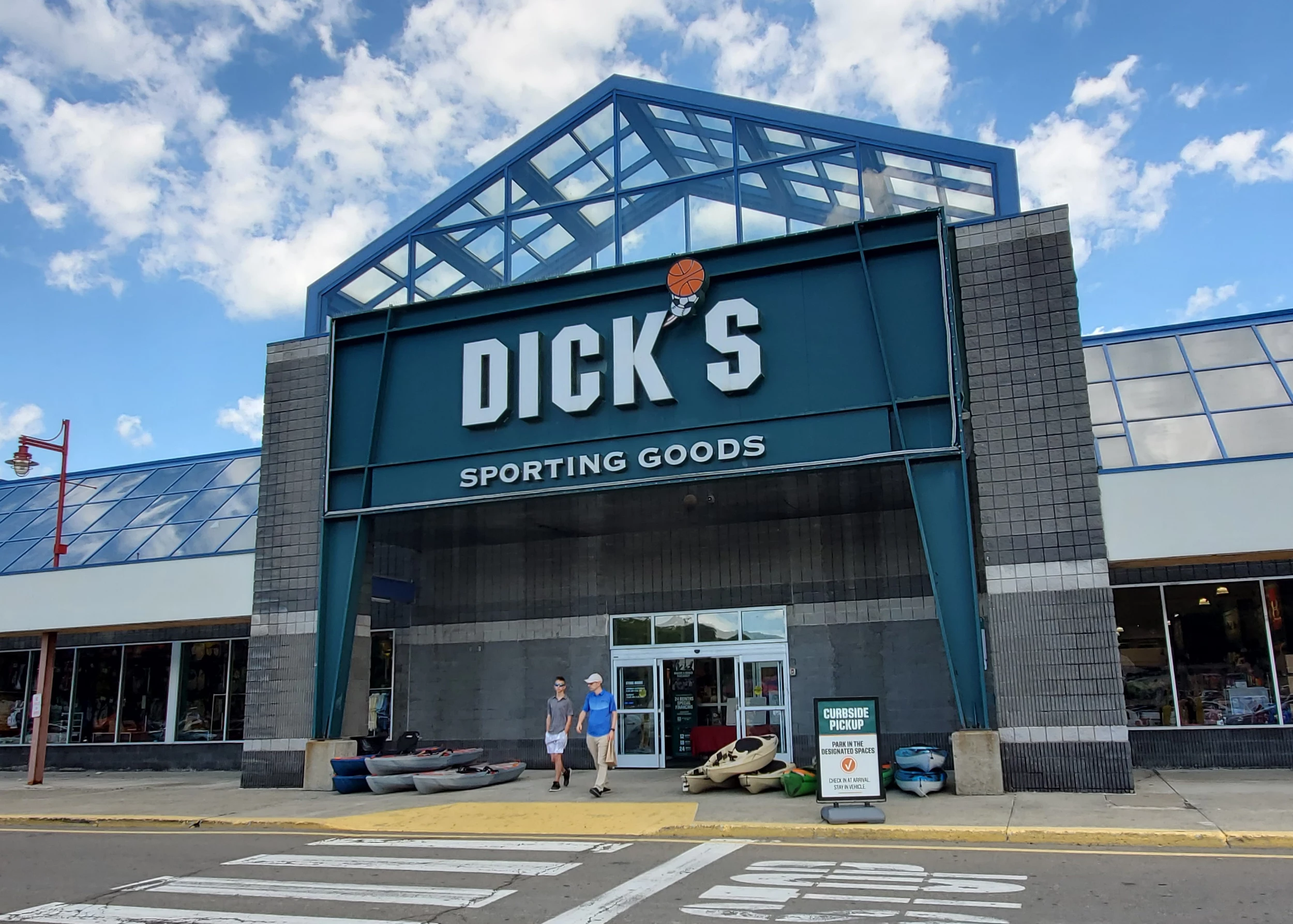 DICK'S Sporting Goods: Brick and Mortar's Contribution to