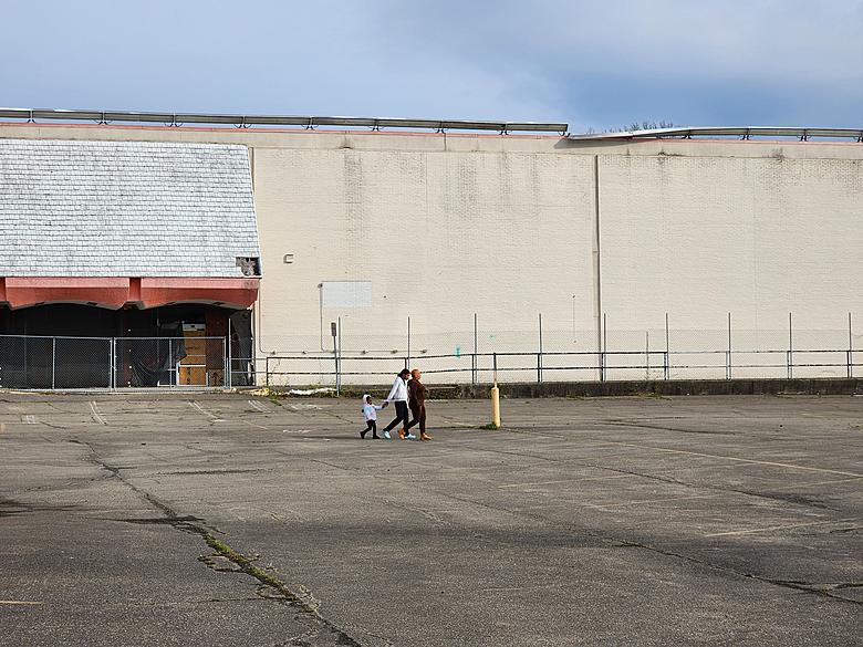 New Mall With a Civic Angle Hopes to Lift Economy in South Gate