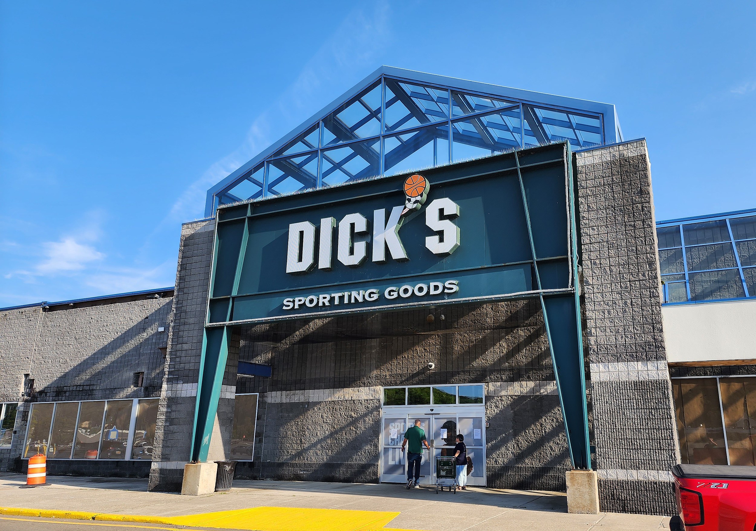 Dick's Sporting Goods looks to open in February, hire 65 